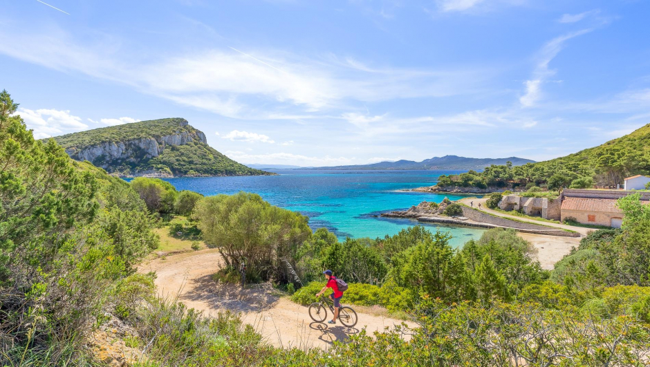 Lo spettacolare paesaggio che i cicloturisti possono ammirare in Sardegna (foto Regione Sardegna)
