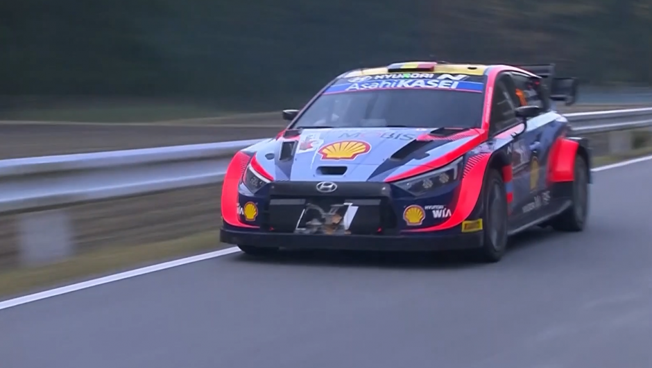 Il pilota belga della Hyundai ha chiuso la giornata sorpassando il rivale con un margine di 4 secondi