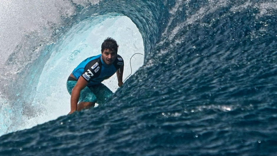 (FILE) Brazil's  Ricardo Dos Santos competes during his round one heat at the Billabong Pro Tahiti in the southern Pacific ocean island of Tahiti, French Polynesia, on August 26, 2012 in Teahupoo. Brazilian professional surfer Ricardo dos Santos died on January 20, 2015 in the hospital after being shot three times outside his home in the country's southern city of Florianopolis, allegedly by a police officer. The case is being investigated by military and civilian police, who are awaiting autopsy results to help reconstruct the incident. Dos Santos, a Qualifying Series surfer, had participated in numerous international competitions, where surfers vie for a place in the World Tour.   AFP PHOTO / GREGORY BOISSY