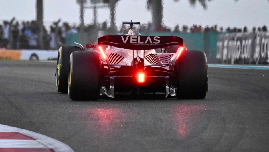 Leclerc in azione con la F1-75