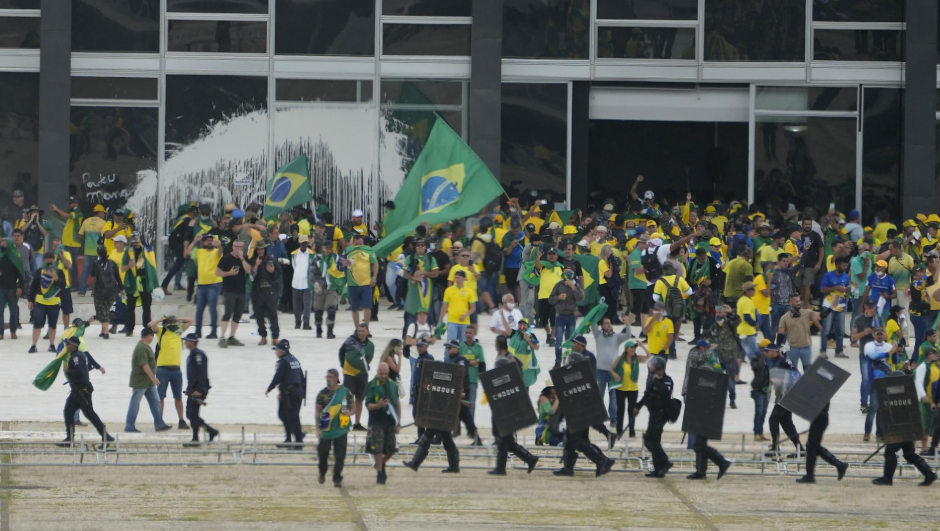 Protesters, supporters of Brazil's former President Jair Bolsonaro, storm the Supreme Court building in Brasilia, Brazil, Sunday, Jan. 8, 2023. Protesters who refuse to accept Bolsonaro´s election defeat stormed Congress, the Supreme Court and presidential palace a week after the inauguration of his rival, President Luiz Inacio Lula da Silva. (AP Photo/Eraldo Peres)