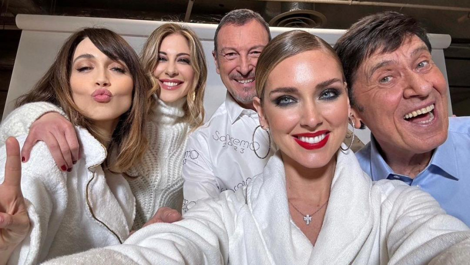 Il selfie di Chiara Ferragni con i conduttori di Sanremo