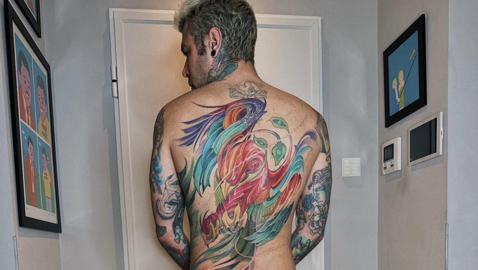 Fedez nudo su Instagram per svelare il tatuaggio della rinascita