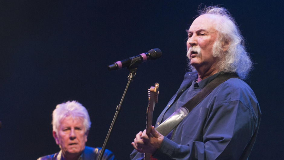 epa10416898 (FILE) - US musicians David Crosby (R) and  Graham Nash (L) perform at a benefit concert in Tucson, USA, on 10 March 2011 (reissued 19 January 2023).  Crosby, the singer-songwriter who cofounded The Byrds and Crosby, Stills & Nash, has died at the the age of 81 his publicist has confirmed.  EPA/GARY WILLIAMS *** Local Caption *** 02627006