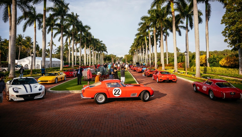 Le Ferrari schierate davanti all'hotel The Breakers di Palm Beach per il Cavallino Classic