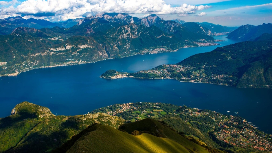The panorama of Lake Como, photographed from Monte di Tremezzo, showing the Northern Grigna, the Southern Grigna, the Lecco branch, the town of Bellagio, and the surrounding mountains.