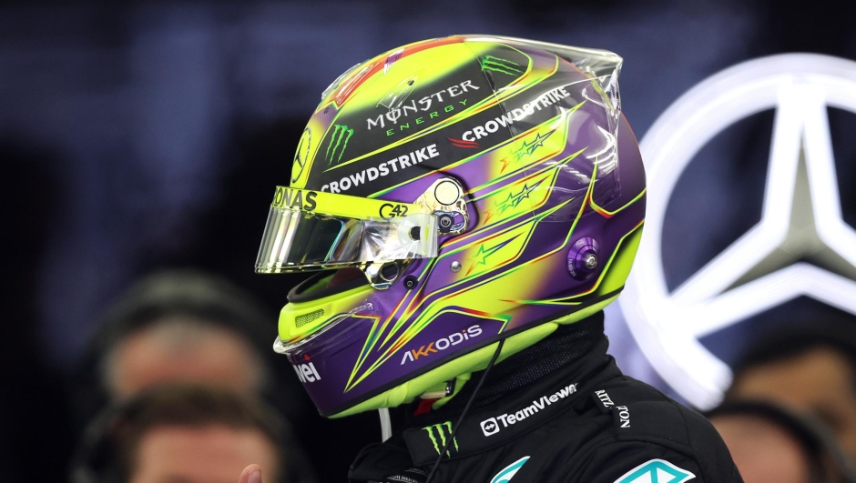 Lewis Hamilton e il suo casco 2023. GETTY