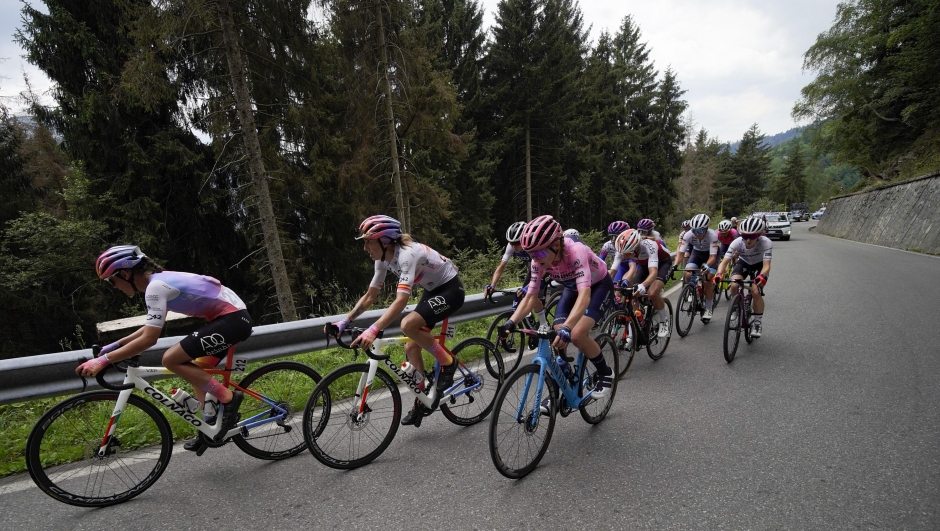 Giro d'Italia Donne 2022 - 33rd Edition - 7th stage - Prevalle - Passo del Maniva 113,4 km - 07/07/2022 - Erica Magnaldi (ITA - UAE Team ADQ) - Mavi Garcia (ESP - UAE Team ADQ) - Annemiek Van Vleuten (NED - Movistar Team) - photo Massimo Fulgenzi/PMG Sport/SprintCyclingAgency©2022