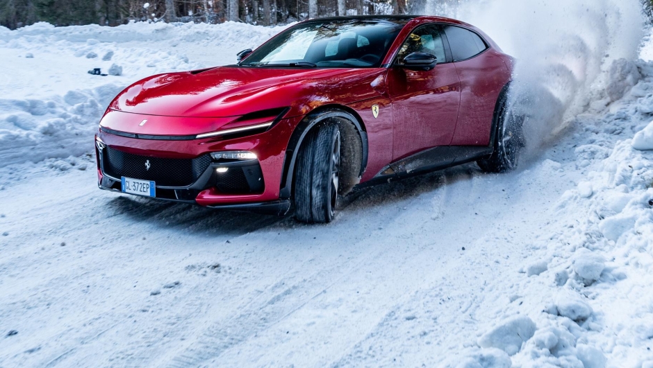 La Ferrari Purosangue sul fondo innevato di Madonna di Campiglio
