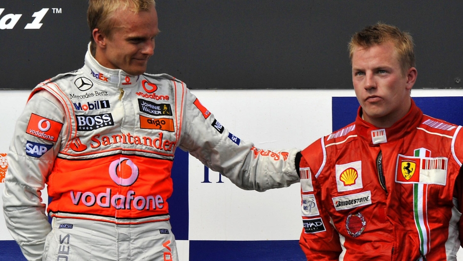 Heikki Kovalainen nel giorno della sua unica vittoria in F1, Ungheria 2008. A destra Kimi Raikkonen. AFP