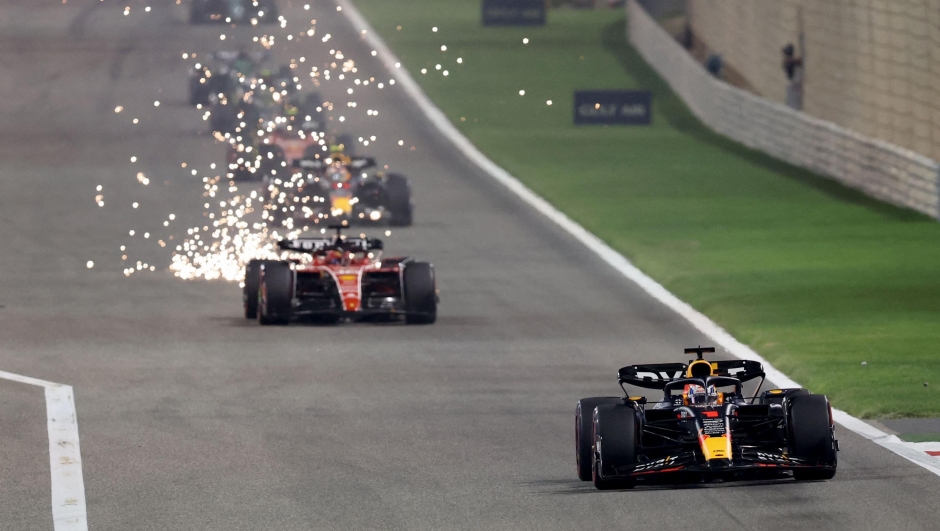 Max Verstappen precede Leclerc durante il GP del Bahrain. AFP