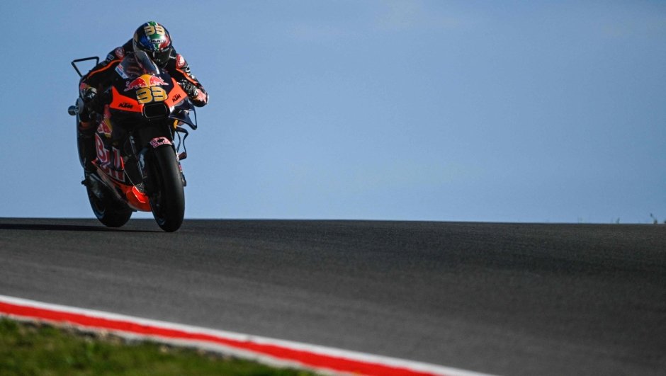 KTM South African rider Brad Binder rides during the warm-up before the MotoGP race of the Portuguese Grand Prix at the Algarve International Circuit in Portimao, on March 26, 2023. (Photo by PATRICIA DE MELO MOREIRA / AFP)
