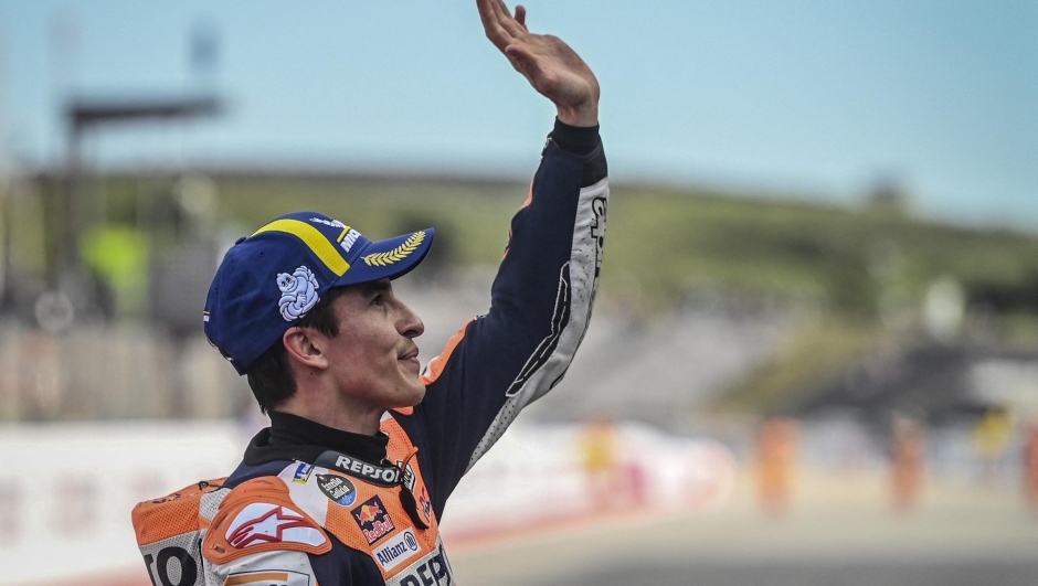 Third-placed Honda Spanish rider Marc Marquez waves to the audience after the sprint race of the MotoGP Portuguese Grand Prix at the Algarve International Circuit in Portimao, on March 25, 2023. (Photo by PATRICIA DE MELO MOREIRA / AFP)