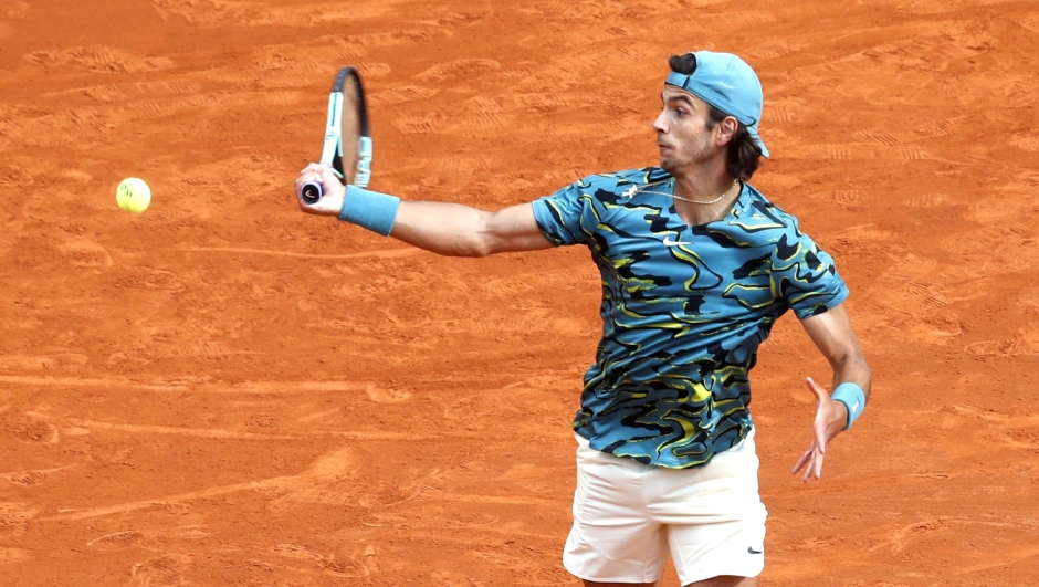 epa10570998 Lorenzo Musetti of Italy in action during his third round match against Novak Djokovic of Serbia at the Monte-Carlo Rolex Masters tournament in Roquebrune Cap Martin, France, 13 April 2023.  EPA/SEBASTIEN NOGIER