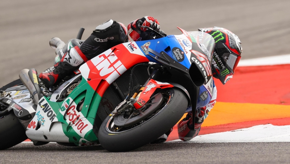 epa10574444 Spanish rider Alex Rins of the LCR Honda Castrol Team in action during the qualifying round of the MotoGP category for the Motorcycling Grand Prix of The Americas at the Circuit of The Americas in Austin, Texas, USA, 15 April 2023  EPA/ADAM DAVIS