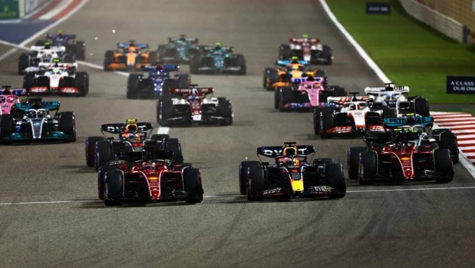 Ecco come è iniziata la stagione 2022 di Formula 1: Charles Leclerc difende il primo posto dall'attacco di Max Verstappen.