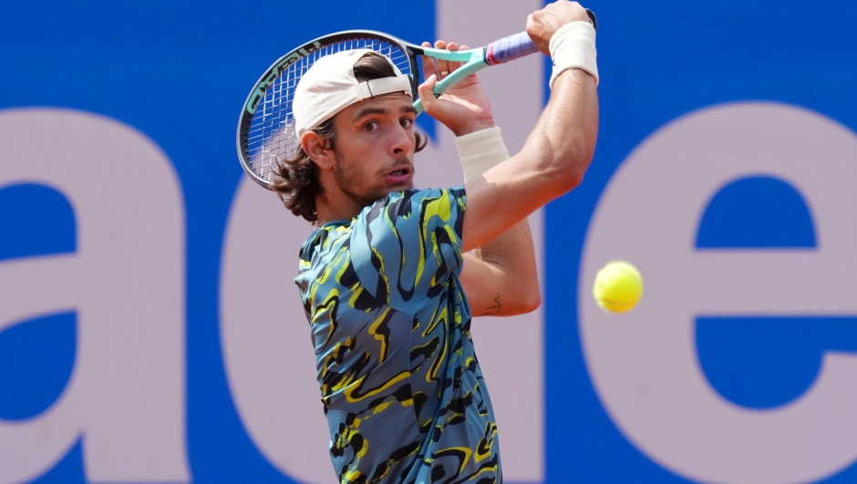 BARCELONA, SPAIN - APRIL 22: Lorenzo Musetti of Italy plays a backhand against Stefanos Tsitsipas of Greece during the semi-final match on day six of the Barcelona Open Banc Sabadell 2023 at Real Club De Tenis Barcelona on April 22, 2023 in Barcelona, Spain. (Photo by Alex Caparros/Getty Images)