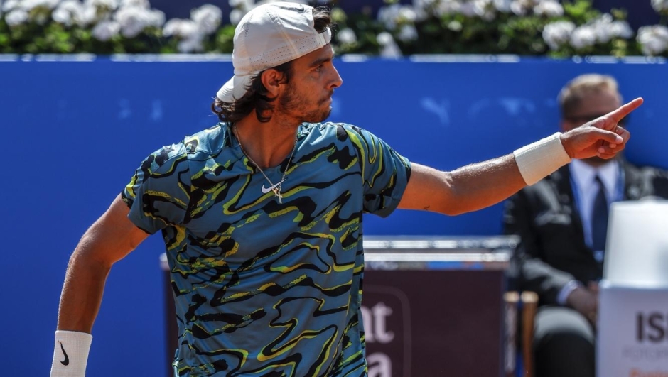 Lorenzo Musetti, of Italy, reacts agasint Stefanos Tsitsipas, of Greece, during a semi final open tennis tournament, in Barcelona, Spain, Saturday, April 22, 2023. (AP Photo/Joan Monfort)