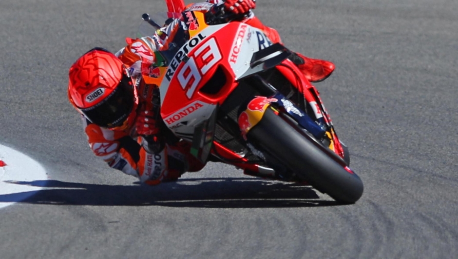 epa10542444 Spanish MotoGP rider Marc Marquez of Repsol Honda Team takes a bend during the qualifying for the Motorcycling Grand Prix of Portugal at Algarve International race track, Portimao, Portugal, 25 March 2023. The Motorcycling Grand Prix of Portugal will take place on 26 March 2023.  EPA/NUNO VEIGA