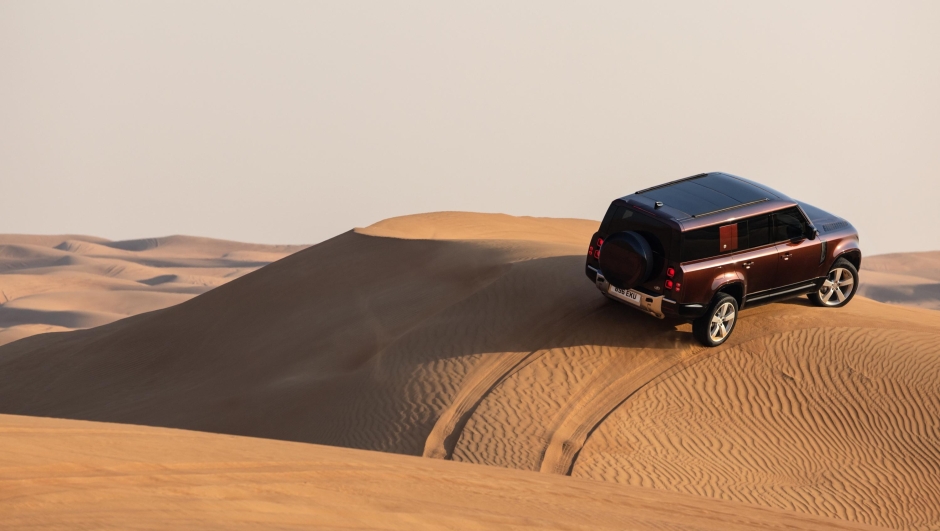 La Land Rover Defender 130 impegnata in un percorso fra le dune