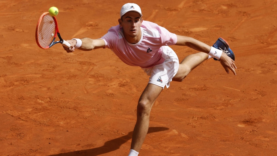 epa10596393 Matteo Arnaldi of Italy hits a forehand during his Rund of 64 match against Casper Ruud of Norway at the Madrid Open tennis tournament in Madrid, Spain, 28 April 2023. Arnaldi won in two sets.  EPA/CHEMA MOYA