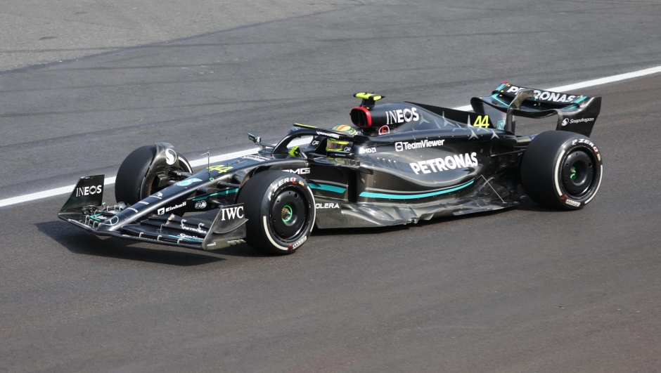 Lewis Hamilton in azione a Baku. EPA