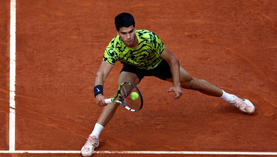 TOPSHOT - Spain's Carlos Alcaraz returns the ball to Germany's Jan-Lennard Struff during their 2023 ATP Tour Madrid Open tennis tournament singles final match at Caja Magica in Madrid on May 7, 2023. (Photo by Thomas COEX / AFP)