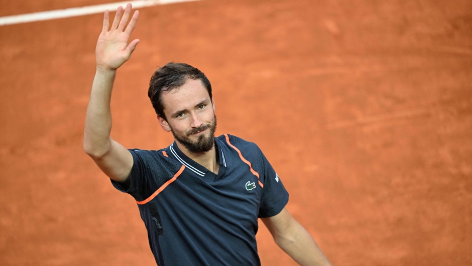 TOPSHOT - Russia's Daniil Medvedev acknowledges the crowd after winning the final of the Men's ATP Rome Open tennis tournament against Denmark's Holger Rune on the central court of Foro Italico in Rome on May 21, 2023. Medvedev beat Rune in straight sets (7-5, 7-5) to win the Men's ATP Rome Open tennis tournament. (Photo by Filippo MONTEFORTE / AFP)
