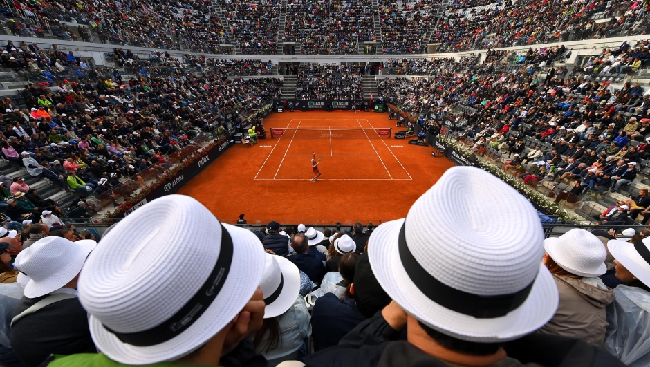 ROME, ITALY - MAY 21: General view of spectators wearing white hats during the Men's Single's Final match between Holger Rune of Denmark and Daniil Medvedev on Day Fourteen of the Internazionali BNL D'Italia 2023 at Foro Italico on May 21, 2023 in Rome, Italy. (Photo by Justin Setterfield/Getty Images)