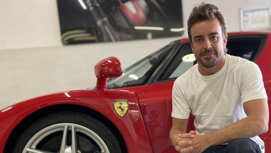 Fernando Alonso davanti alla sua Ferrari Enzo