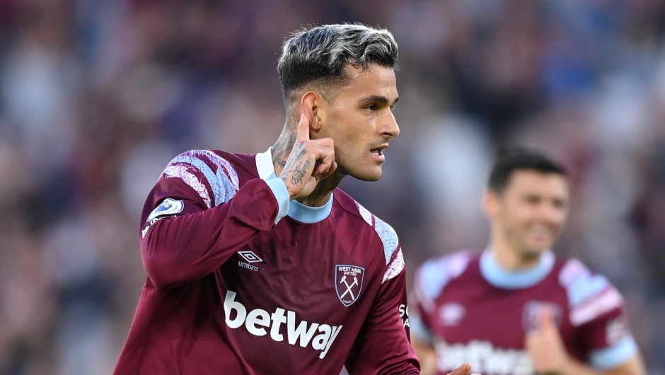 LONDON, ENGLAND - OCTOBER 01: Gianluca Scamacca of West Ham United celebrates after scoring their sides first goal during the Premier League match between West Ham United and Wolverhampton Wanderers at London Stadium on October 01, 2022 in London, England. (Photo by Justin Setterfield/Getty Images)