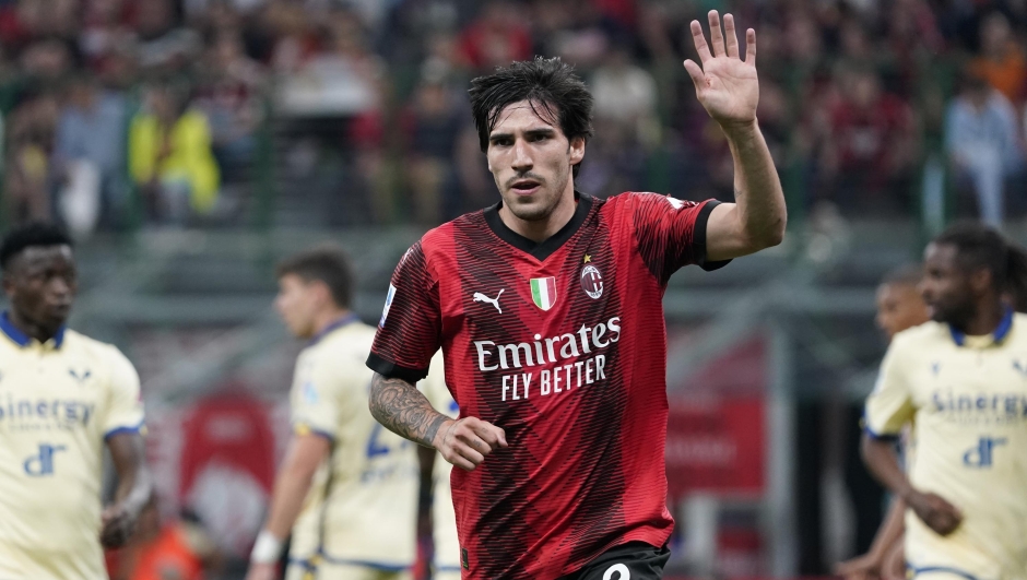  Sandro Tonali of AC Milan cheers during the Serie A match between AC MIlan and Hellas Verona at Stadio Giuseppe Meazza on June 04, 2023 in Milan, Italy. (Photo by Pier Marco Tacca/AC Milan via Getty Images)