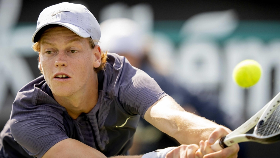 epa10695259 Jannik Sinner of Italy in action against Emil Ruusuvuori of Finland during their quarter-finals match at the Libema Open s'-Hertogenbosch tennis tournament in Rosmalen, Netherlands, 16 June 2023.  EPA/Sander Koning