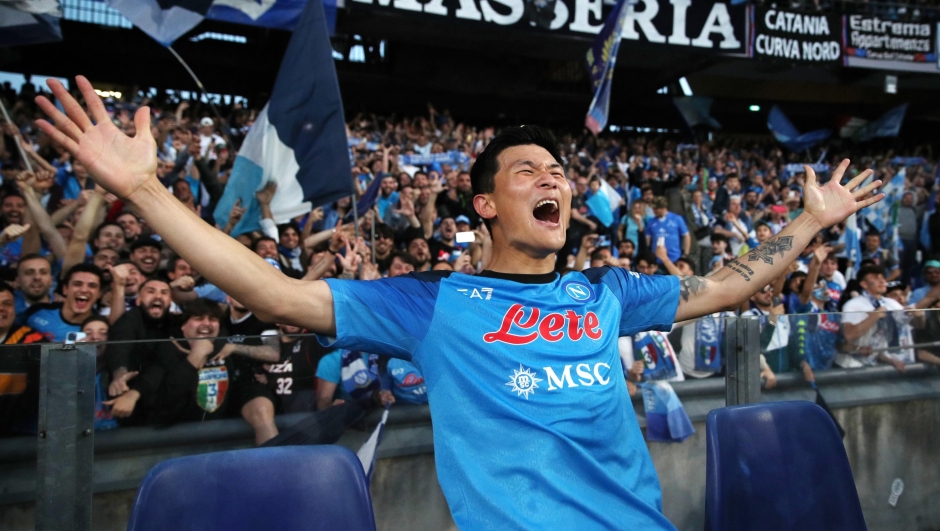 NAPLES, ITALY - MAY 07: Kim Min-Jae of SSC Napoli celebrates victory after the Serie A match between SSC Napoli and ACF Fiorentina at Stadio Diego Armando Maradona on May 07, 2023 in Naples, Italy. (Photo by Francesco Pecoraro/Getty Images)