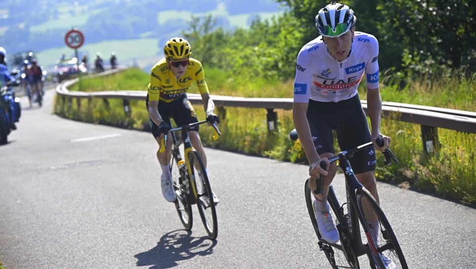 Tour de France 2023 - 110th Edition - 9th stage Saint Leonard de Noblat - Puy de Dome 182,5 km - 09/07/2023 - Tadej Pogacar (SLO - UAE Team Emirates) - Jonas Vingegaard (DEN - Jumbo - Visma) - photo Bernard Papon/POOL/SprintCyclingAgency©2023