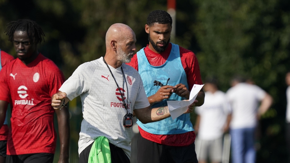 CAIRATE, ITALY - JULY 10:  Stefano Pioli head coach of AC Milan talks with Ruben Loftus-Cheek of AC Milan during an AC Milan training session an AC Milan training session at Milanello on July 10, 2023 in Cairate, Italy. (Photo by Pier Marco Tacca/AC Milan via Getty Images)