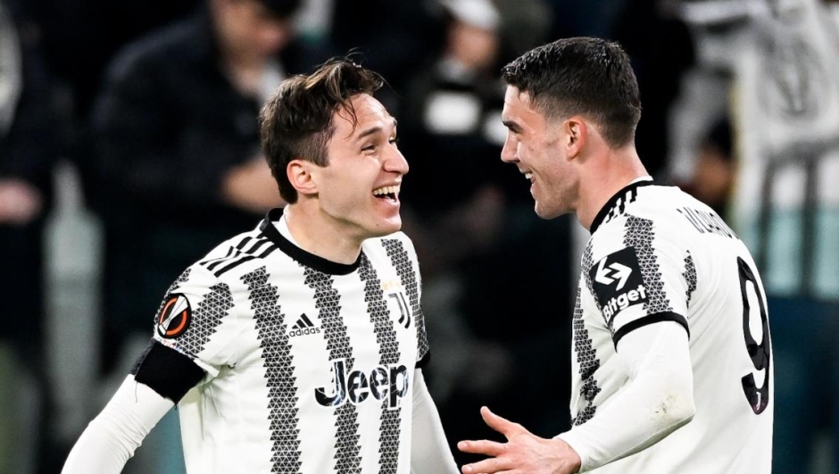 TURIN, ITALY - FEBRUARY 16: Dusan Vlahovic of Juventus celebrates after scoring his team's first goal with teammate Federico Chiesa during the UEFA Europa League knockout round play-off leg one match between Juventus and FC Nantes at Allianz Stadium on February 16, 2023 in Turin, Italy. (Photo by Daniele Badolato - Juventus FC/Juventus FC via Getty Images)