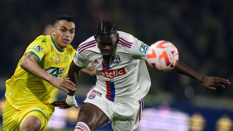 Nantes' Egyptian forward Mostafa Mohamed (L) fights for the ball with Lyon's French defender Castello Lukeba (R) during the French Cup semi-final football match between FC Nantes and Lyon at the La Beaujoire Stadium in Nantes, western France on April 5, 2023. (Photo by LOIC VENANCE / AFP)