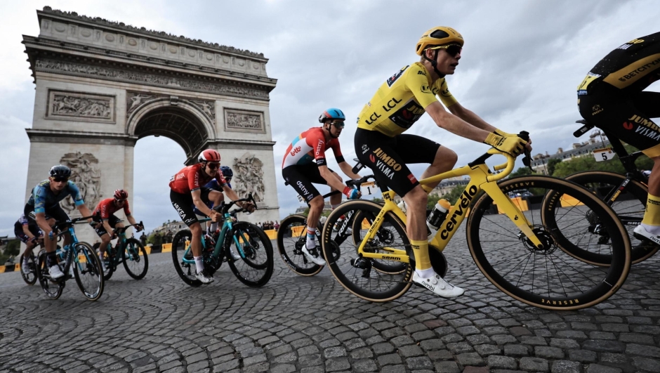 epa10764650 Yellow Jersey overall leader Danish rider Jonas Vingegaard of team Jumbo-Visma rides past the Arc de Triomphe during the 21st and final stage of the Tour de France 2023 over 115kms from Saint-Quentin-en-Yvelines to Paris Champs-Elysee, France, 23 July 2023.  EPA/CHRISTOPHE PETIT TESSON