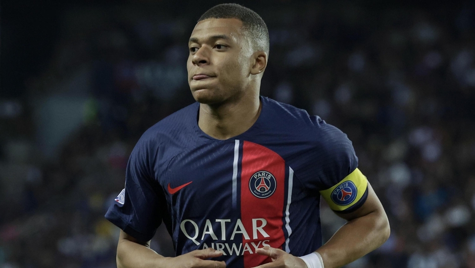 epa10671528 Paris Saint Germain's Kylian Mbappe in action during the French Ligue 1 soccer match between Paris Saint Germain and Clermont Foot 63 in Paris, France, 03 June 2023.  EPA/CHRISTOPHE PETIT TESSON