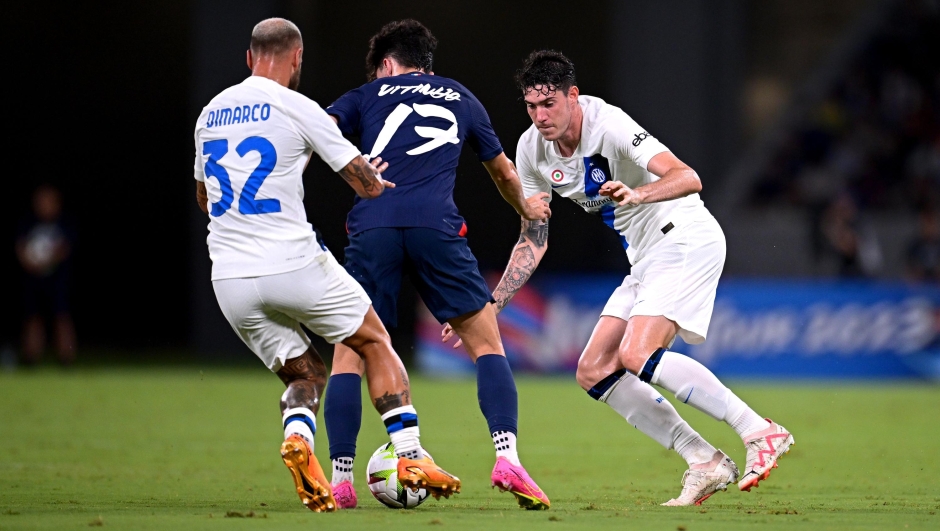 TOKYO, JAPAN - AUGUST 01: Vitinha of PSG competes for the ball with Alessandro Bastoni and Federico Dimarco of Inter during the pre-season friendly match between Paris Saint-Germain and FC Internazionale on August 01, 2023 in Tokyo, Japan. (Photo by Mattia Ozbot - Inter/Inter via Getty Images)