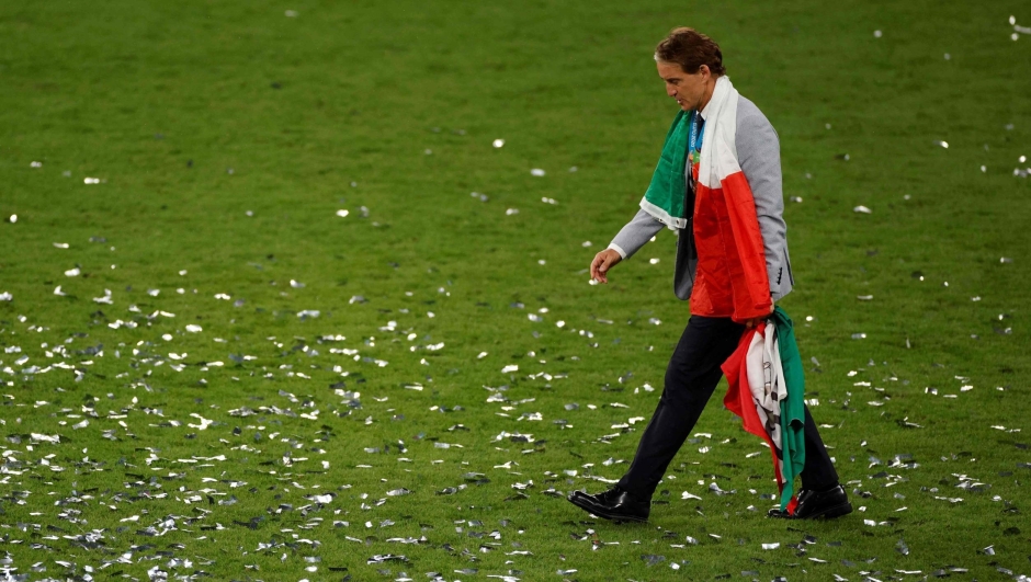 (FILES) Italy's coach Roberto Mancini wears a Italian national flag around his neck after his team won the UEFA EURO 2020 final football match between Italy and England at the Wembley Stadium in London on July 11, 2021. Roberto Mancini has resigned as coach of European champions Italy, the Italian Football Federation (FIGC) announced on August 13, 2023. The FIGC said in a statement "it has taken note of the resignation of Roberto Mancini as coach of the Italian national team received late evening on August 12, 2023", adding a new coach would be appointed "in the coming days". (Photo by JOHN SIBLEY / POOL / AFP)