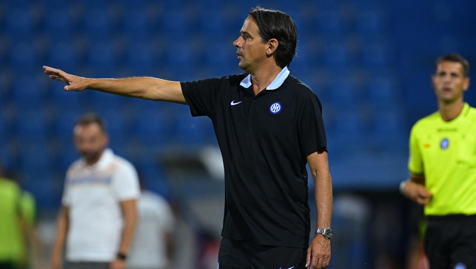 FERRARA, ITALY - AUGUST 13:  Head coach of FC Internazionale Simone Inzaghi reacts during the Pre- Season Friendly match between FC Internazionale and KF Egnatia at Stadio Paolo Mazza on August 13, 2023 in Ferrara, Italy. (Photo by Mattia Ozbot - Inter/Inter via Getty Images)