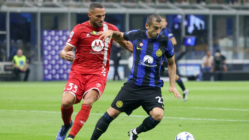 Monzas Danilo D'Ambrosio (L) challenges for the ball  Inter Milans Henrih Mkhitaryan during the Italian serie A soccer match between Fc Inter  and Monza Giuseppe Meazza stadium in Milan, 19 August 2023. ANSA / MATTEO BAZZI