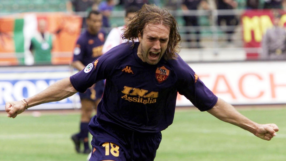 20010520-BARI-SPR-CALCIO: BARI-ROMA. L'esultanza di Batistuta dopo aver realizzato il secondo gol per la Roma.   ALESSANDRO BIANCHI/ANSA/li
