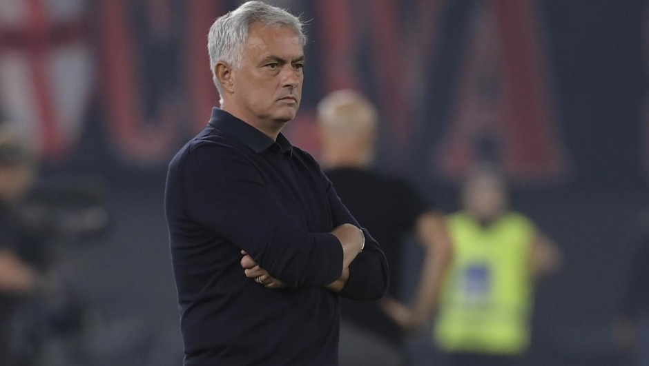 ROME, ITALY - SEPTEMBER 01: AS Roma coach Josè Mourinho  during the Serie A TIM match between AS Roma and AC Milan at Stadio Olimpico on September 01, 2023 in Rome, Italy. (Photo by Luciano Rossi/AS Roma via Getty Images)