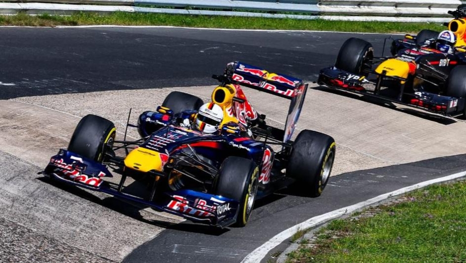 Sebastian Vettel, 36 anni, precede la Red Bull di David Coulthard, 52 (foto Instagram)