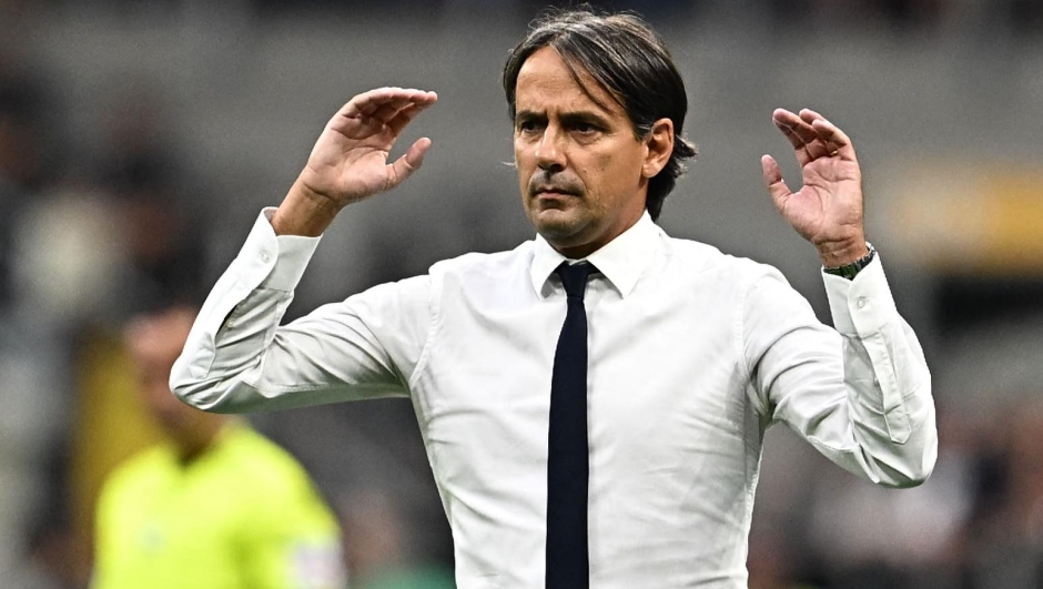 Inter Milan's Italian coach Simone Inzaghi gestures during the Italian Serie A football match between Inter Milan and AC Milan at the San Siro Stadium in Milan on September 16, 2023. (Photo by GABRIEL BOUYS / AFP)