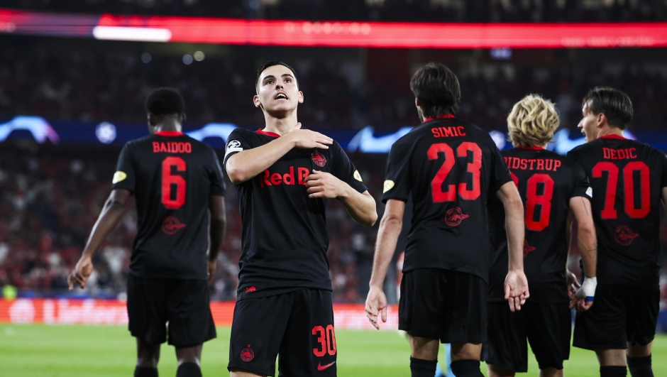 epa10873049 RB Salzburg player Oscar Gloukh (2-L) celebrates after scoring his side's second goal during the UEFA Champions League group D soccer match between Benfica SL and RB Salzburg at Luz Stadium in Lisbon, Portugal, 20 September 2023.  EPA/JOSE SENA GOULAO