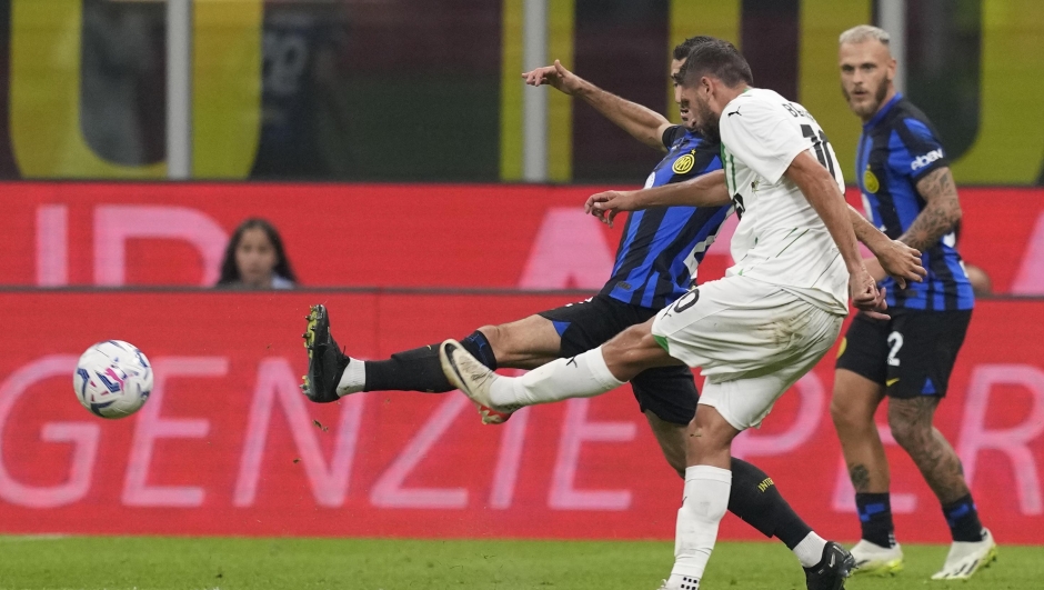 Sassuolo's Domenico Berardi, front, scores his side's second goal during the Serie A soccer match between Inter Milan and Sassuolo at the San Siro Stadium, in Milan, Italy, Wednesday, Sept. 27, 2023. (AP Photo/Antonio Calanni)